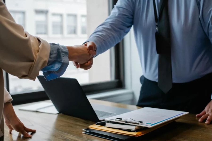 Aperto de mãos fechando um negócio imobiliário